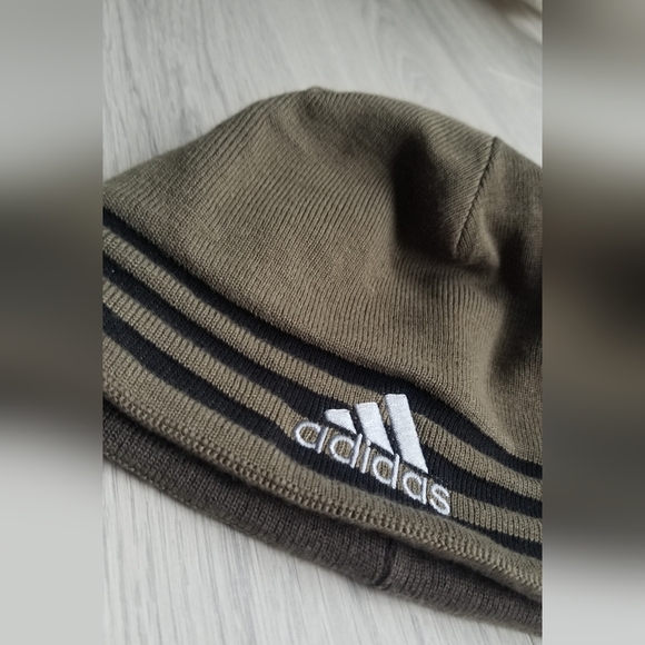 Recersable Adidas hat - Picture 2 of 6